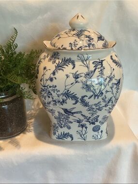 Blue & White Chinoiserie Jar / Canister